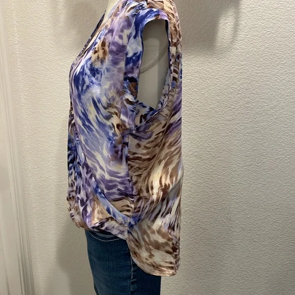 Jennifer Lopez cross wrap blouse. Sheer print. Tab shoulder. Asymmetrical hem. - Picture 6 of 9
